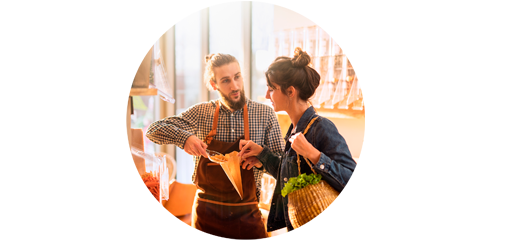 chica comprando en una tienda a granel