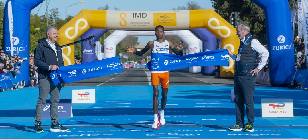 Corredor cruzando la línea de meta Zurich Maratón Sevilla