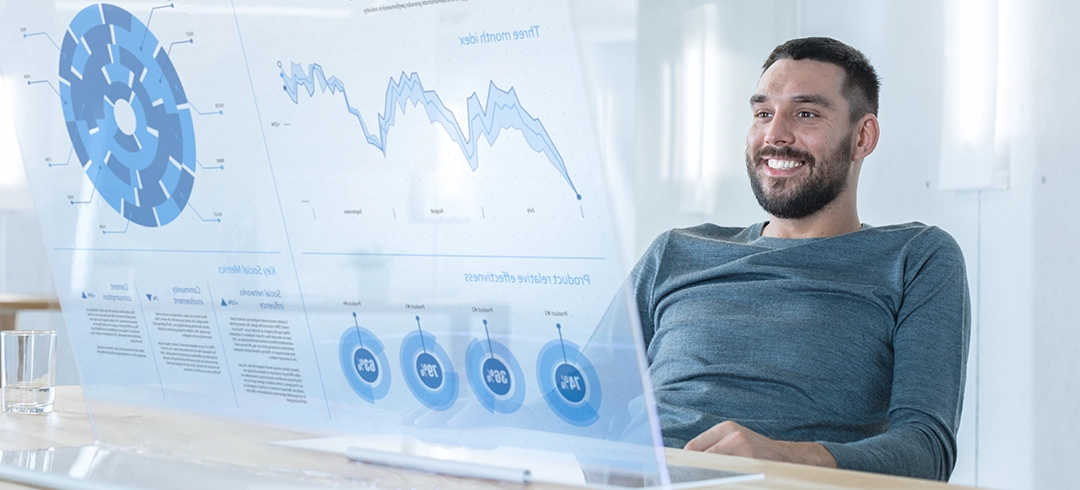 Hombre analizando pantalla con datos