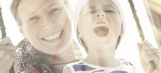 madre e hija felices columpiándose