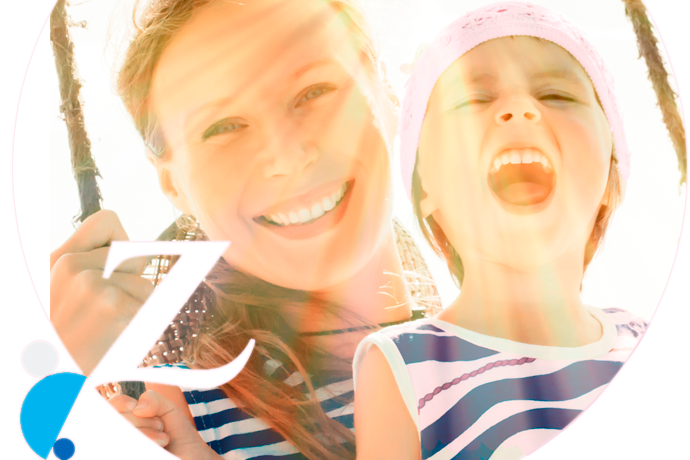 madre e hija felices columpiándose