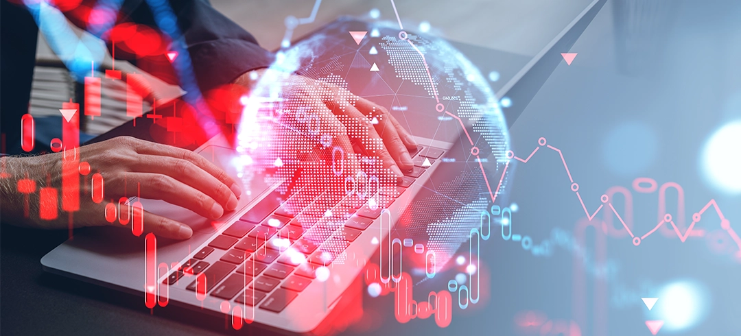 Manos tecleando en el ordenador portátil