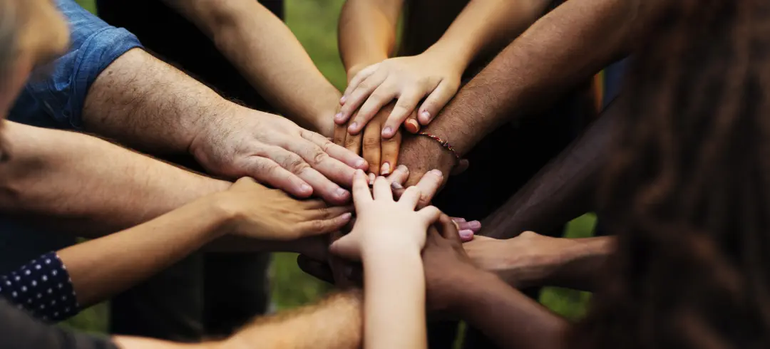 Manos de varias razas unidas