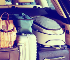 colocar el equipaje en el coche - Blog Zurich Seguros