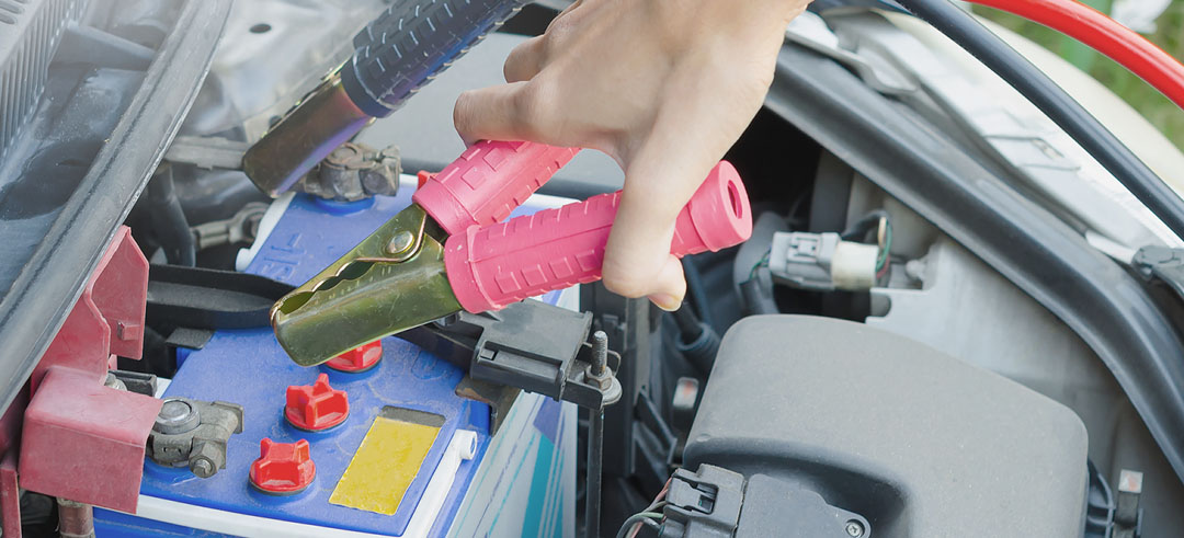 Cómo limpiar los bornes de la batería del coche