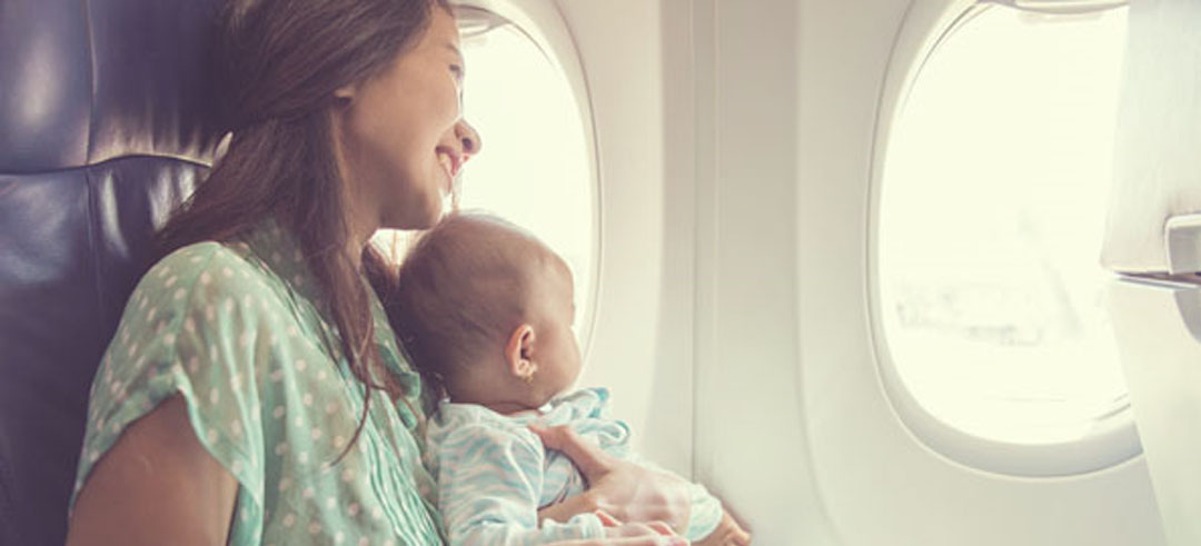 Viajar en avión con el bebé: todo lo que debes saber